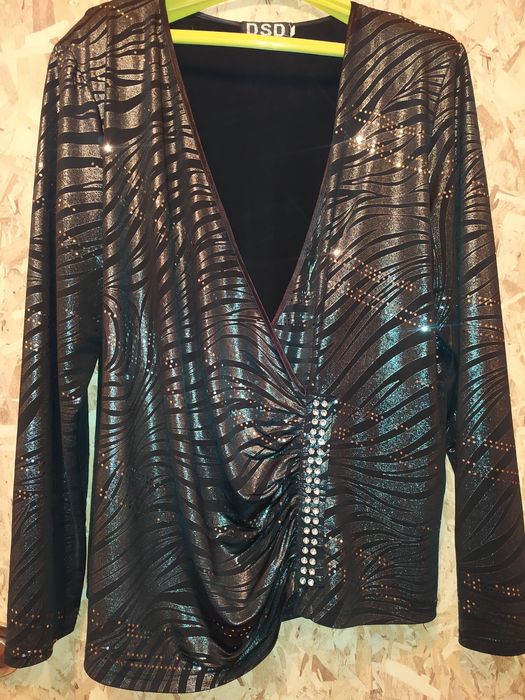 Яркая кофточка со стразами