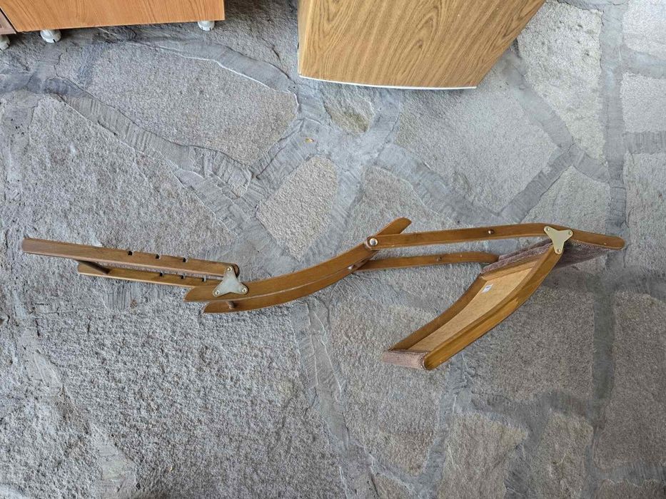 Антикварно столче за крака