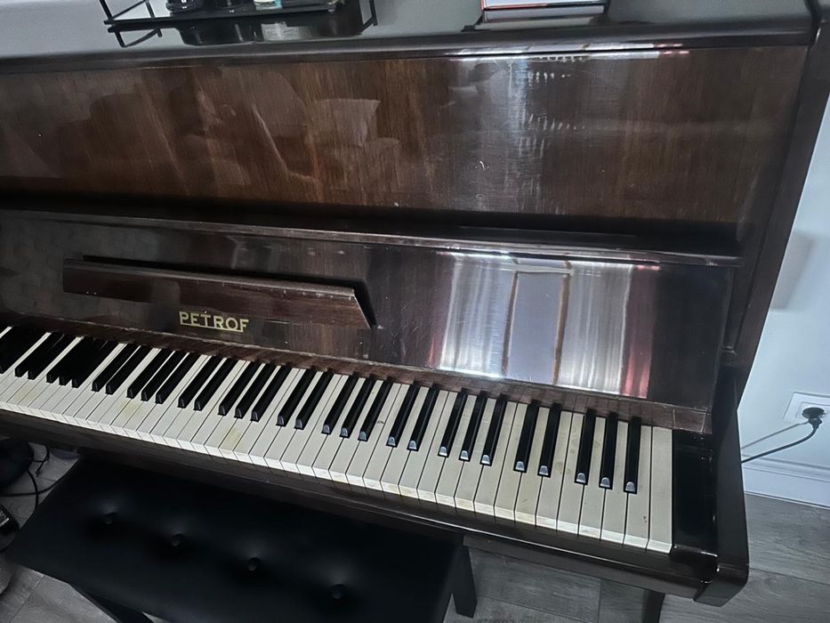 Продам фортепиано  Petrof