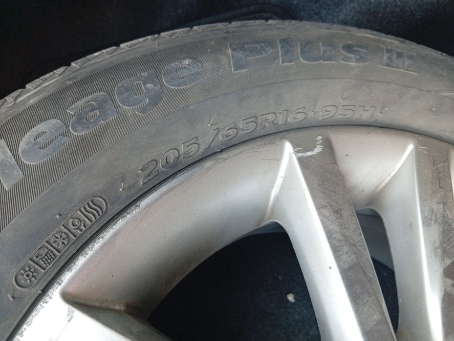 Шины от каролла..