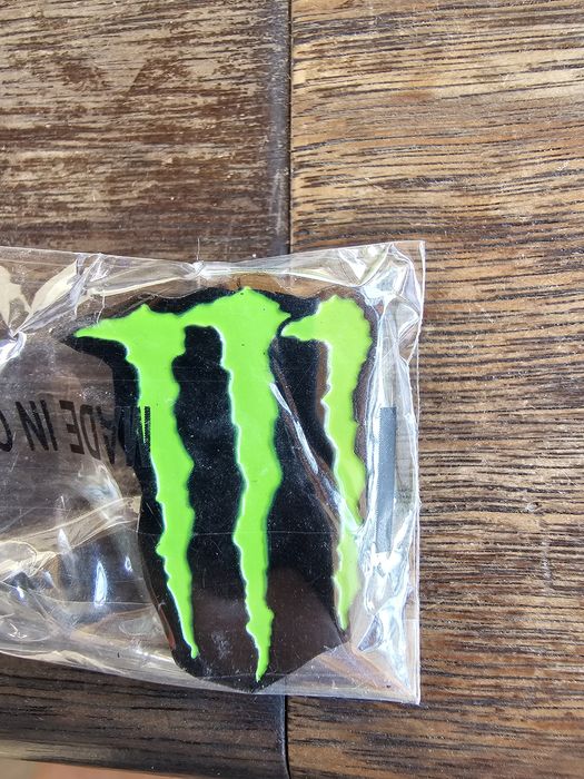 Coca cola , Fanta , Monster ключодържател , значка, камион , стойка