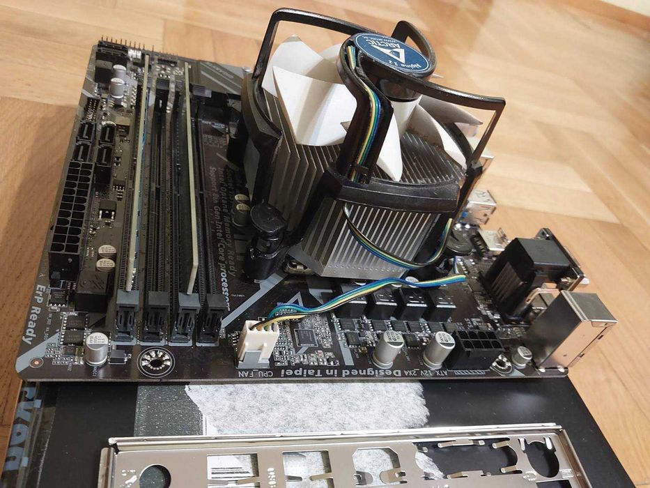 Intel i7 8700 + Gigabyte B360M DS3H + 16GB 2666 Crucial + Arctic cooler