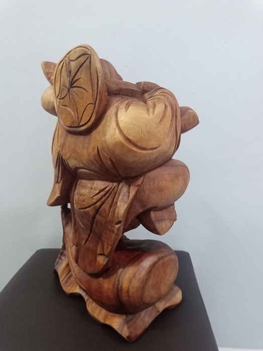 Голяма скулптора от дърво Буда