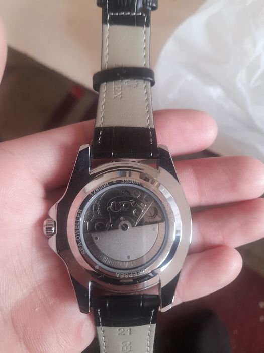 Mexanik erkaklar soati sotiladi.
Holati yaxshi, to‘liq ishlaydi.
Avtom