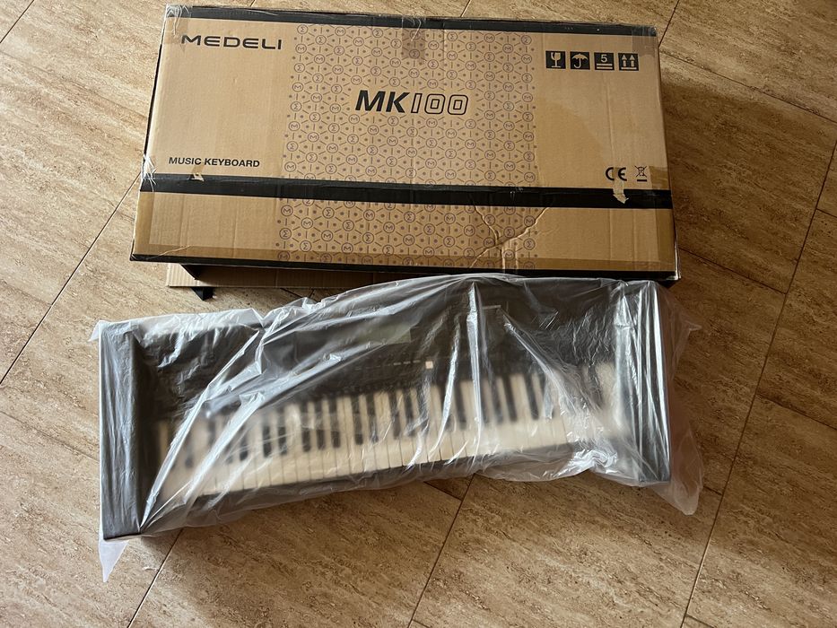 PACHET COMPLET: Orgă Electronică Medeli MK100 (Ca Nouă, la Cutie) + Stativ + Pedală Sustain