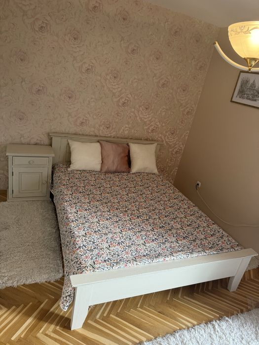 Спалня от естествено дърво с матрак и нощно шкафче