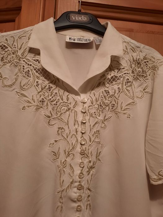 Frumoasa bluza de dama cu broderie aurie marimea 38