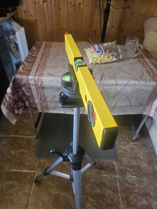 Nivela cu laser si trepied