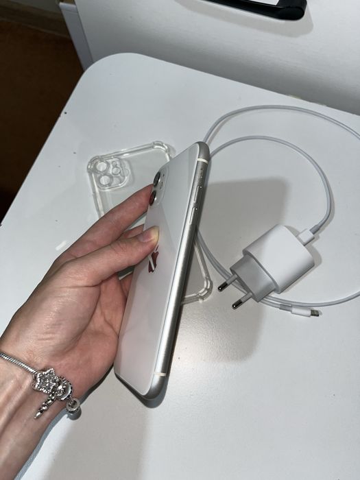 IPhone 11 телефон