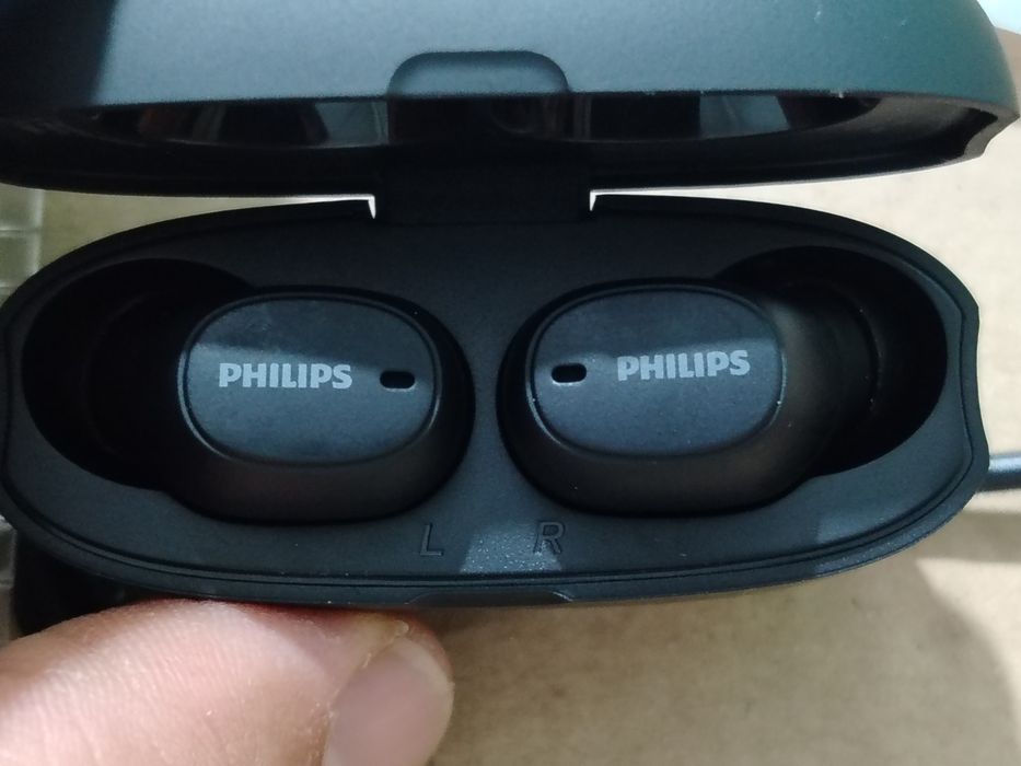 Casti  ANC Philips T1500  calitate foarte bună. Sunt aproape noi