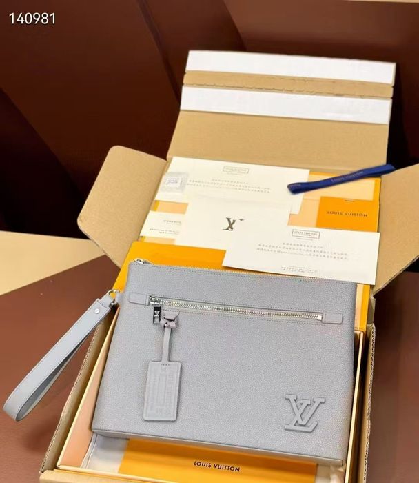 Чанта Louis Vuitton Takeoff Pouch