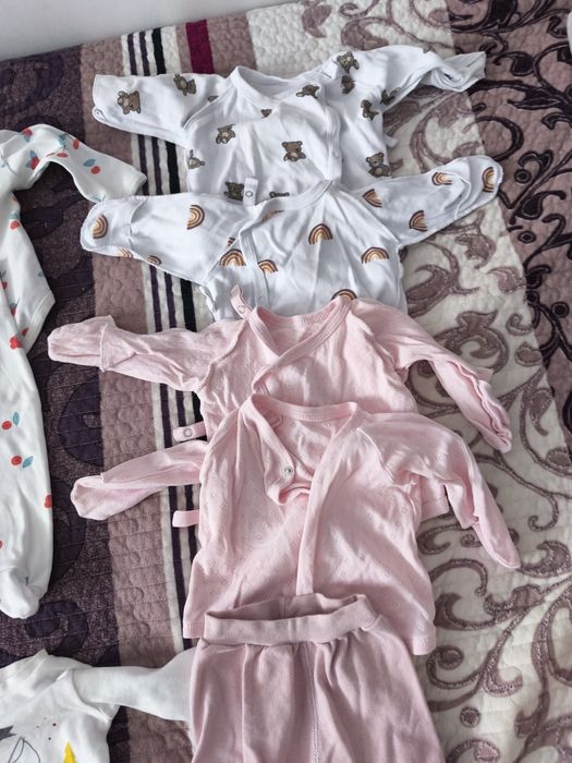 Отдам даром вещи на новорожденную девочку