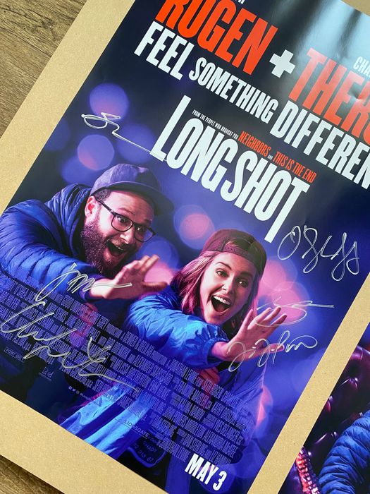 Postere Long Shot cu autografe semnate de Charlize Theron, Seth Rogen
