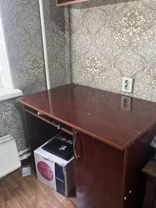 Продам стол с полками в комплекте