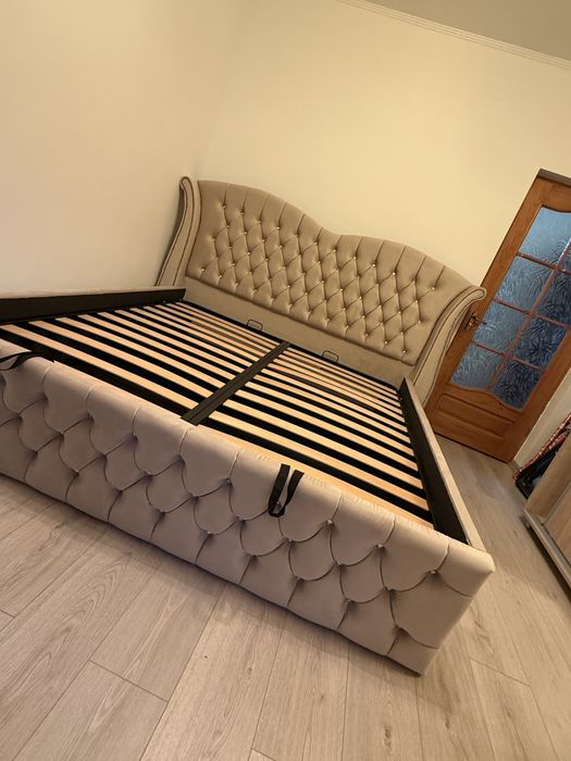 Pat dublu Miami 180/200 crem tapitat cu somiera metalica