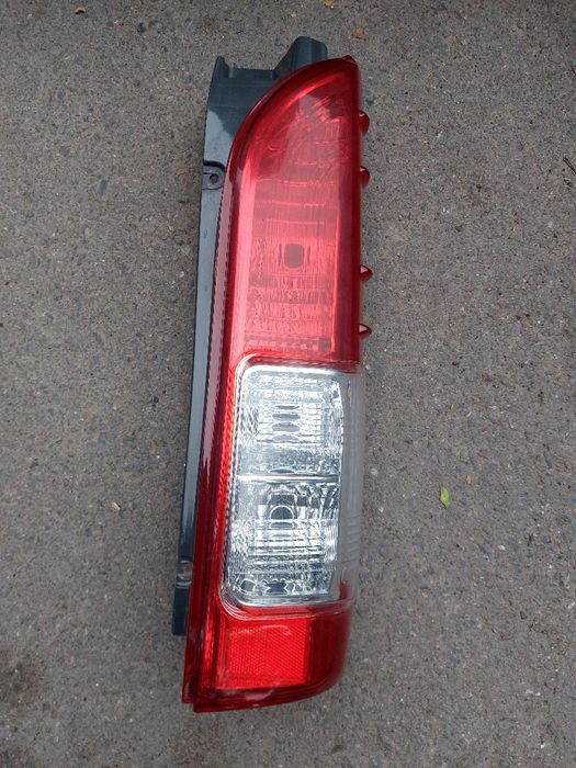 Задний правый фонарь на Toyota Hiace H200!!!