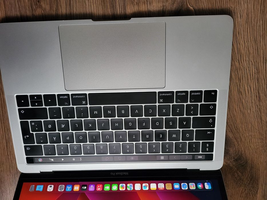 Macbook pro retina touchbar 2017 schimb cu placa  RTX