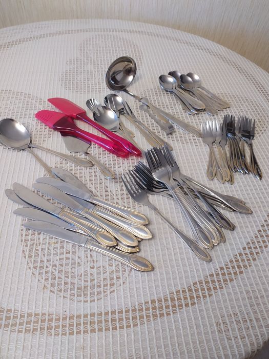 Столовый набор из 8-10 предметов каждый