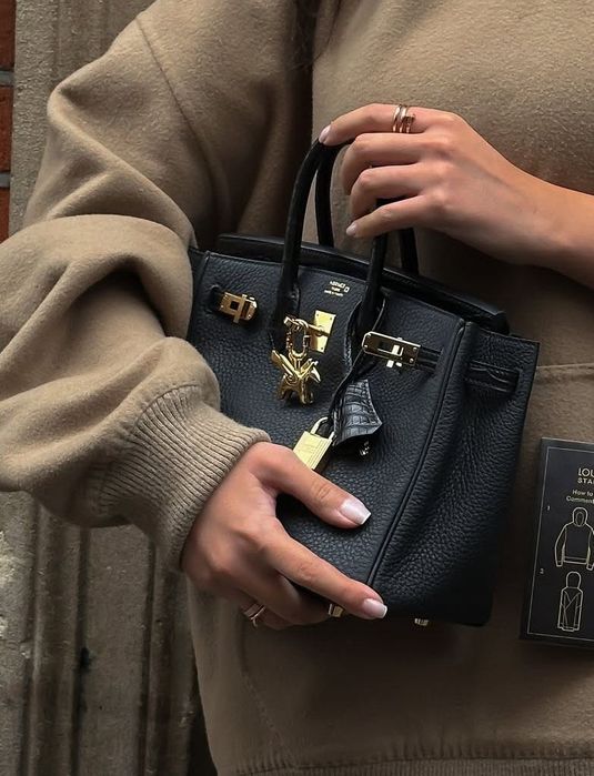 Hermès Birkin 25 черна чанта със златен обков.