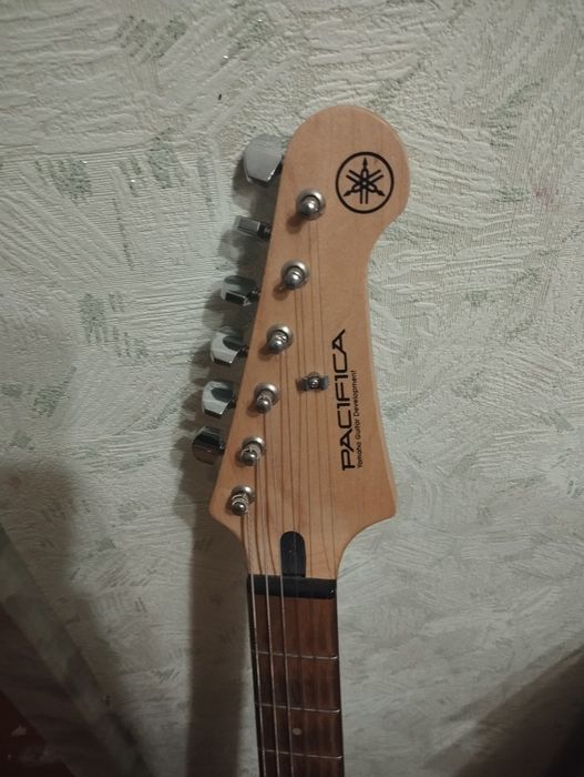 Yamaha Pacifica 012
