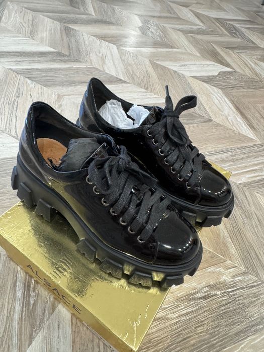 Ботинки лаковые 36 размер