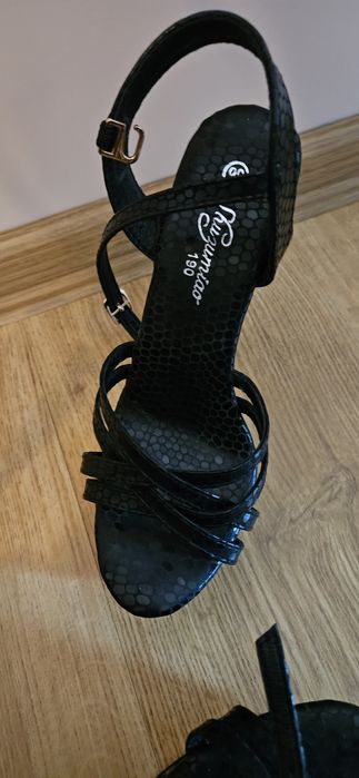 Висок ток сандал