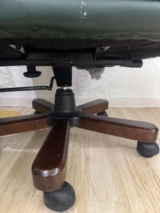 Кресло кожаное продам