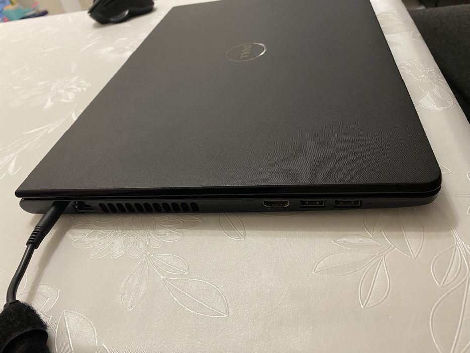 Лаптоп Dell/i7 8550u/8GB DDR4/Radeon 520 2GB GDDR5/256GB SSD