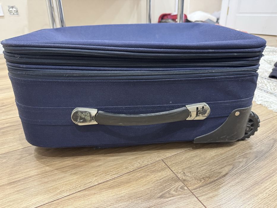 Продам чемодан маленький