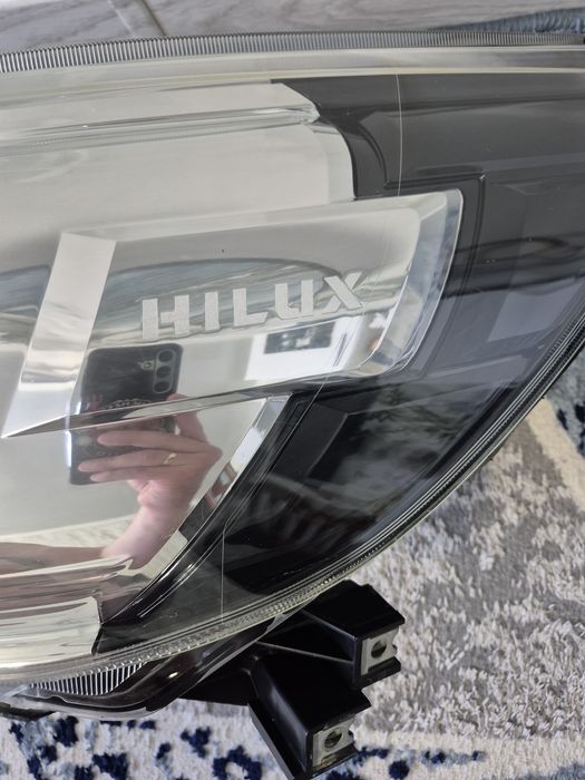Фара на Toyota Hilux