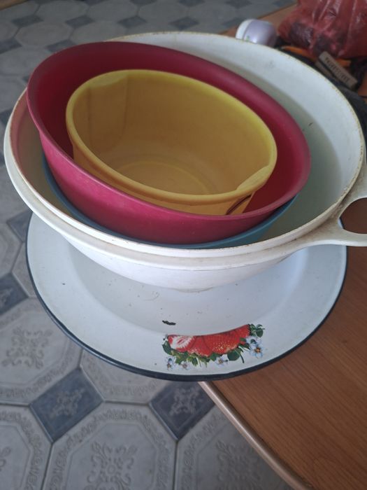 Пластиковые  посуда горшки