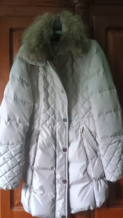 Vând geaca de toamna-iarna ,culoare crem,căptușită cu puf natural