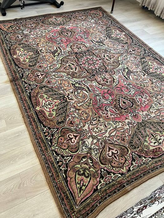 Продаётся ковер.