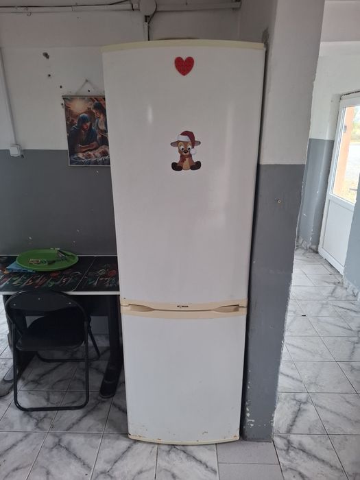 Vând frigider în stare bună de funcționare! Este potrivit pentru cei care au nevoie de un frigider practic și util. Funcționează bine și poate