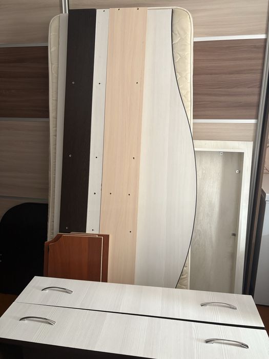 кровать подростковый и стол ученический