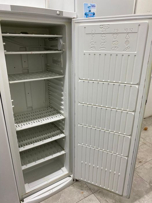 Морозильник - шкаф indesit белый