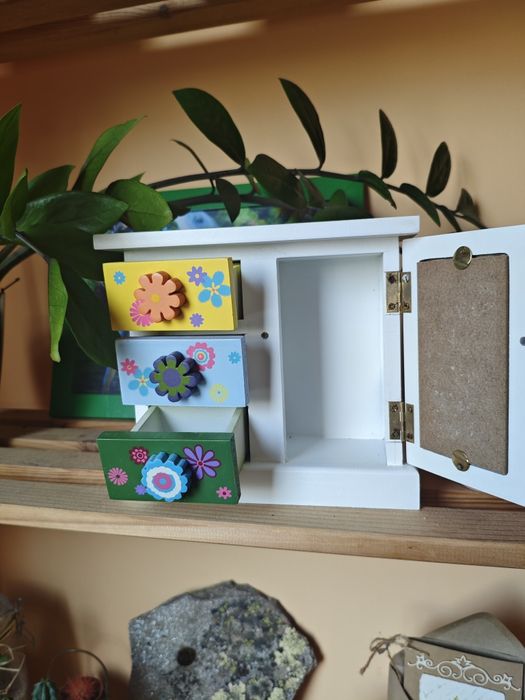 Декоративно шкафче с огледало и три чекмеджета + розова саксия