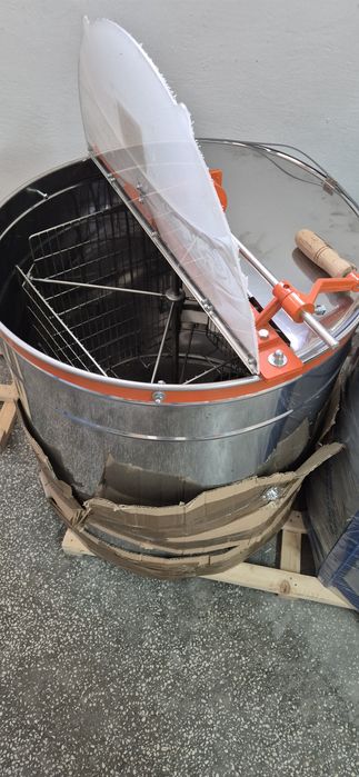Centrifuga pentru extras miere