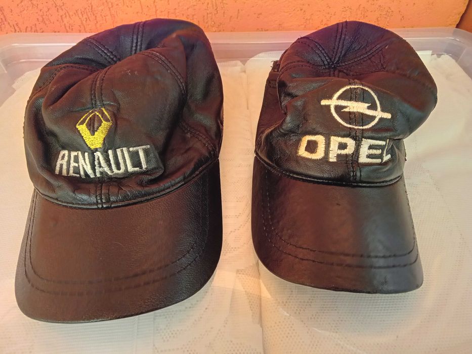 Doua sepci din piele