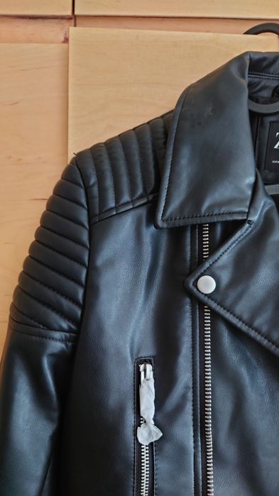 Чисто ново яке от изкуствена кожа Zara, размер М, но отговаря на S