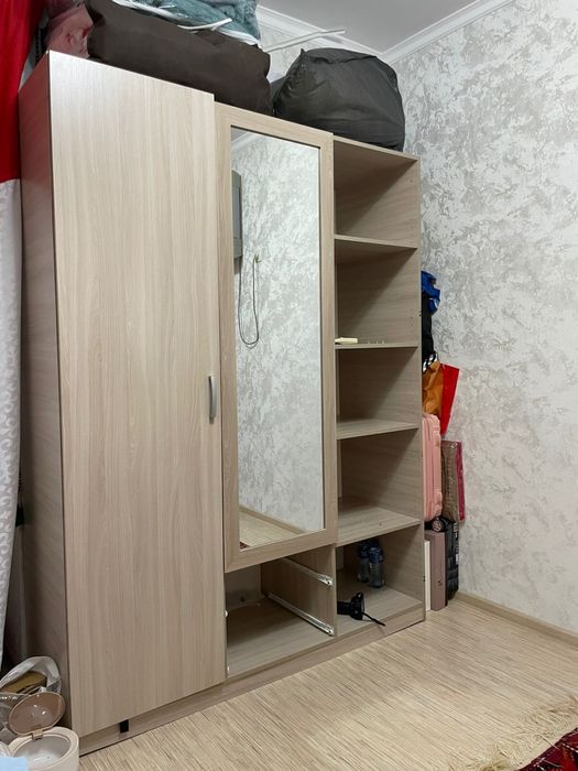Шкаф жаксы жагдайда сатылады есиктери бар
