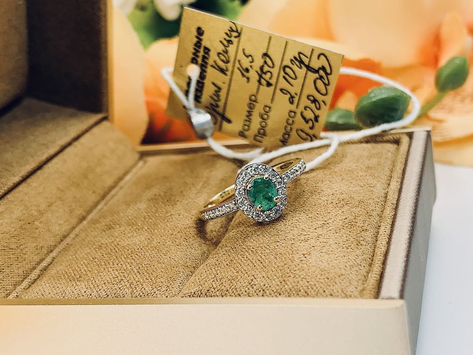 Нежное золотое кольцо с бриллиантами и натуральным камнем – Изумруд
