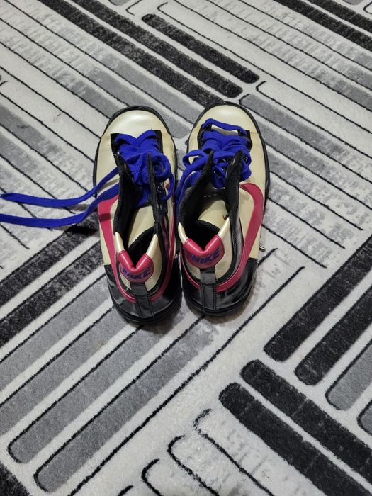 Vând adidasi nike