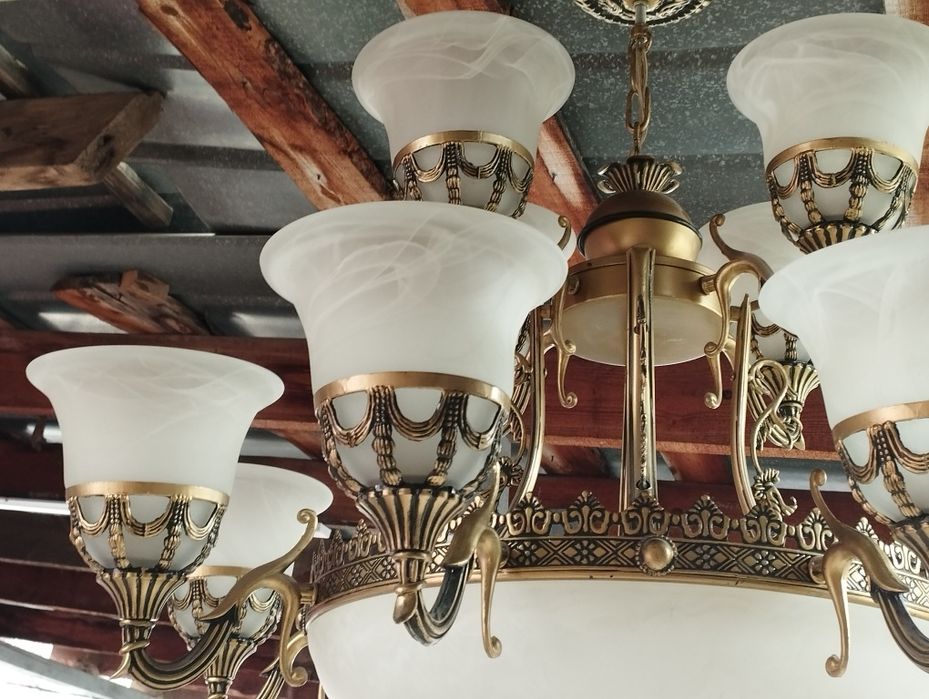 Продам шикарную люстру