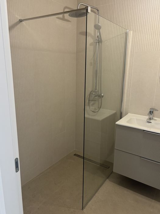 Perete dus walkin, Romstal, Altea, sticla securizata 8 mm, transparenta,anticalcar, profil crom, 100x190 cm  NOU