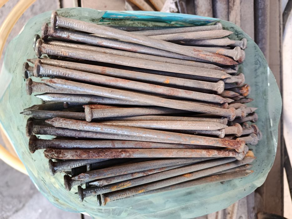 Продам гвозди 150 мм толщина 5 мм СССР есть около 10 кг