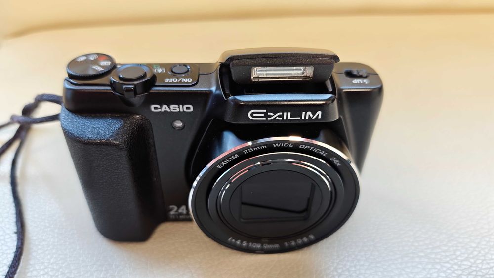 Продавам фотоапарат ,,CASIO exilim'' ZS 200