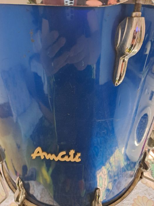 Продавам комплект барабани и  пръчки към тях! Имам и много други !