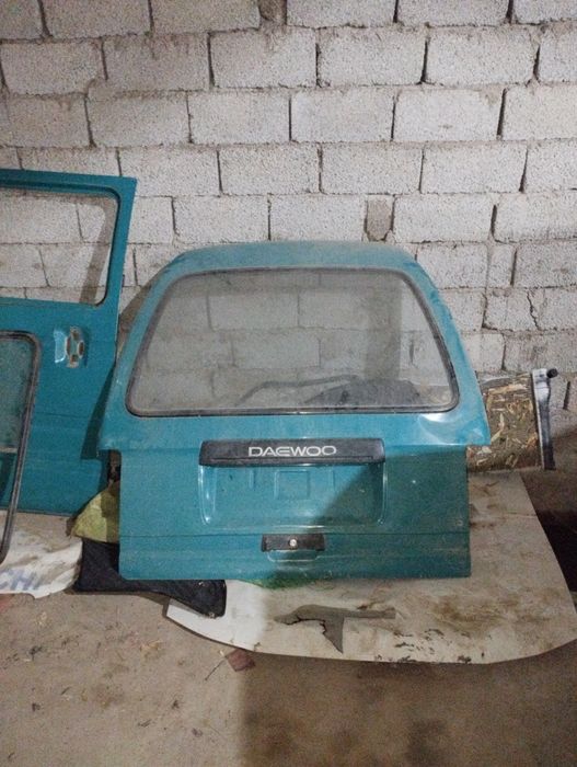 Damasnig orqa kapoti