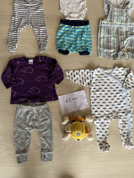 Vand lot haine baieti(2-4 luni) frumoase.